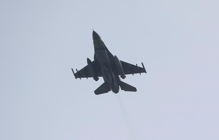 © Reuters. التحالف العربي: سقوط طائرة إف-16 بحرينية تشارك في الحرب باليمن