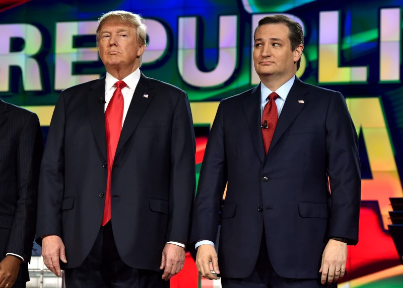 © Reuters. Republican U.S. presidential candidates businessman Donald Trump and Senator Ted Cruz pose together before the start of the Republican presidential debate in Las Vegas