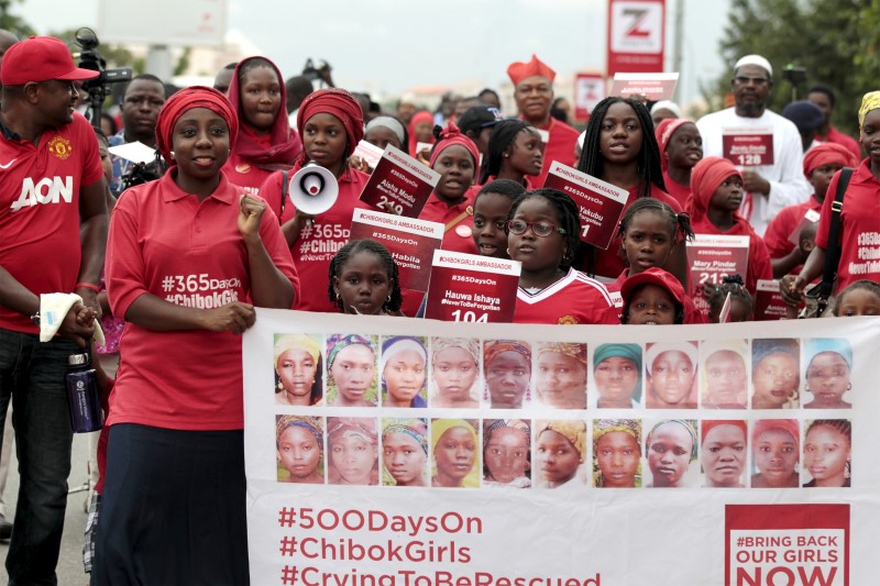 © Reuters. Bring Back Our Girls (BBOG) campaigners take part in a protest procession marking the 500th day since the abduction of girls in Chibok, along a road in Abuja