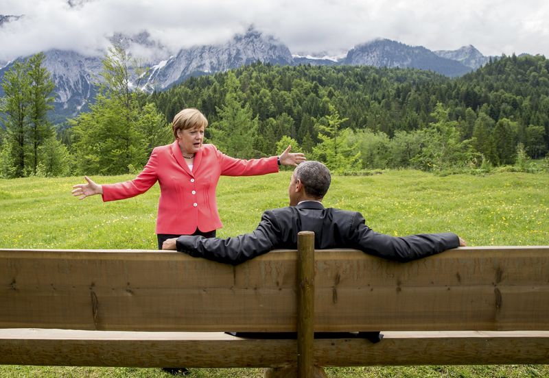 © Reuters. German Chancellor Merkel speaks with U.S. President Obama outside the Elmau castle in Kruen