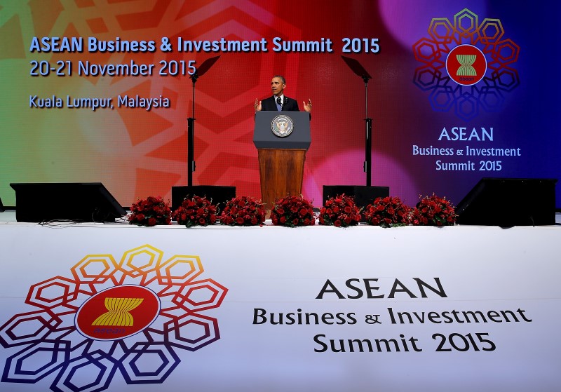 © Reuters. U.S. President Obama delivers remarks at the ASEAN Business and Investment Summit in Kuala Lumpur