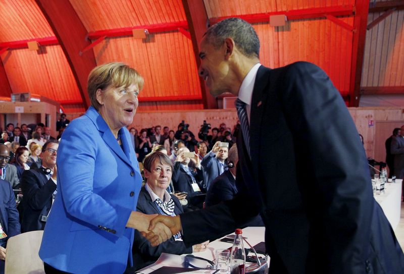 © Reuters. O presidente dos EUA, Barack Obama, cumprimenta a chanceler da Alemanha, Angela Merkel, durante a conferência do clima COP21, em Paris