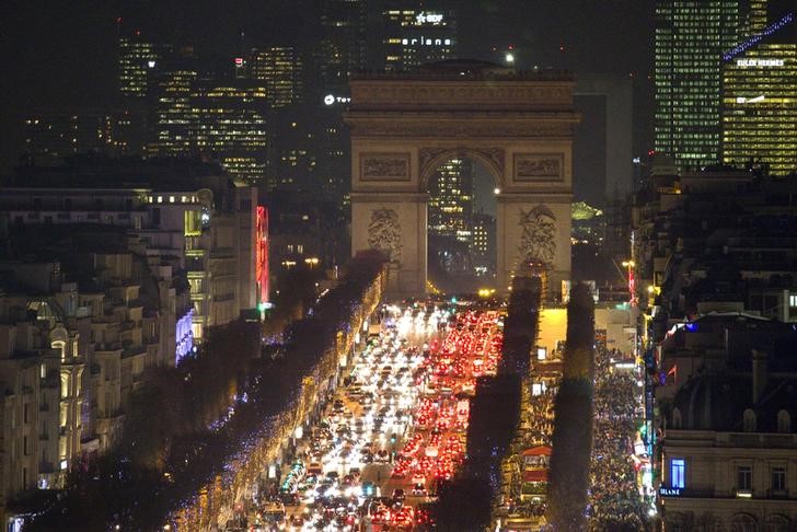 © Reuters. Vista da avenida Champs Élysées na hora do pico, com Arco do Triunfo ao fundo, em Paris