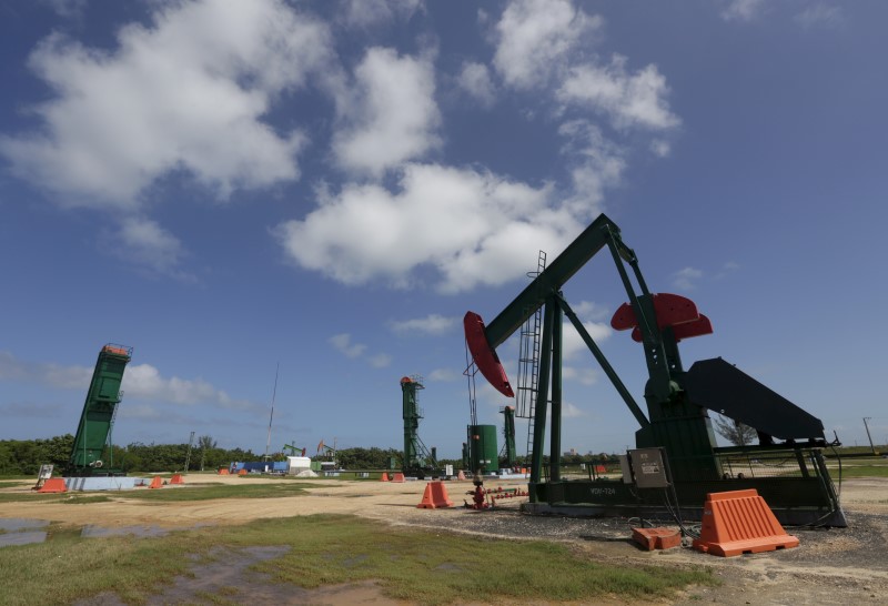 © Reuters. An oil pump is seen in Varadero, Matanzas province, Cuba, during an organized tour by the state-run Cuba-Petroleo (CUPET),