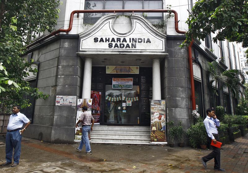 © Reuters. Pedestrians walk past Sahara's regional office building in Kolkata