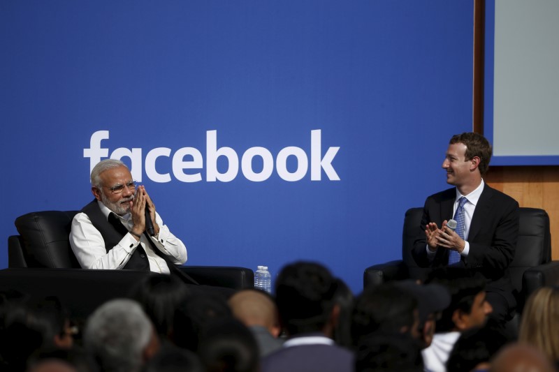 © Reuters. Indian Prime Minister Narendra Modi gives a "namaste" as Facebook CEO Mark Zuckerberg applauds on stage after a town hall at Facebook's headquarters in Menlo Park, California