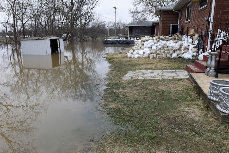 © Reuters. ولايات الغرب الأوسط الأمريكي تستعد لمزيد من الفيضانات