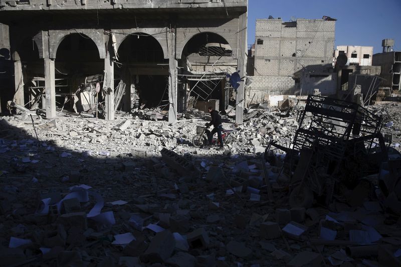 © Reuters. تحليل-من الإرهابي؟ سؤال يثير الجدل في المساعي الدولية لإنهاء الحرب في سوريا