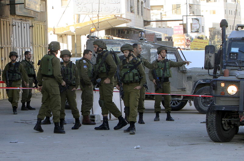 © Reuters. جيش إسرائيل يقول إنه قتل فلسطينيا بالرصاص بعد أن صدم جنودا بسيارته