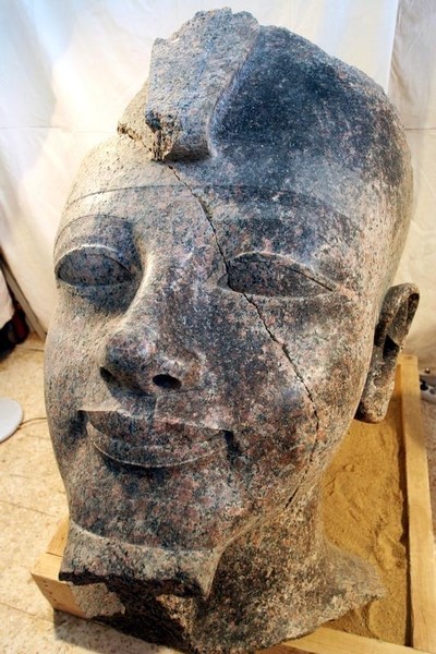 © Reuters. العثور على تمثال لأمنحتب الثالث خلال مداهمة منزل في جنوب مصر