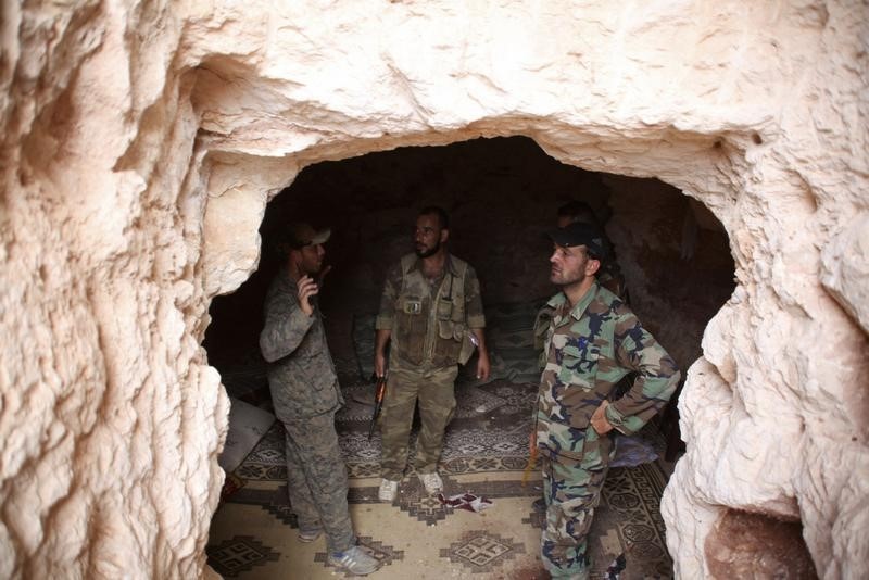 © Reuters. الجيش السوري يبدأ هجوما ضد مسلحي المعارضة قرب الحدود مع إسرائيل