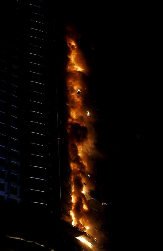 © Reuters. مسؤول: لا يوجد إصابات جراء حريق الفندق في دبي