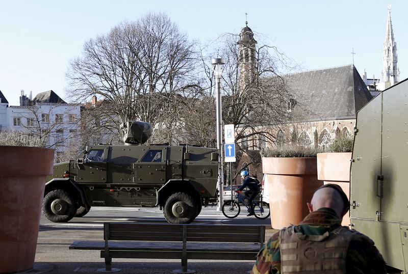 © Reuters. شرطة بلجيكا تحتجز 3 للاشتباه في تخطيطهم لهجوم ليلة رأس السنة