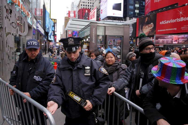 © Reuters. ساحة تايمز سكوير بنيويورك تشهد احتفالات رأس السنة وسط إجراءات أمنية مشددة