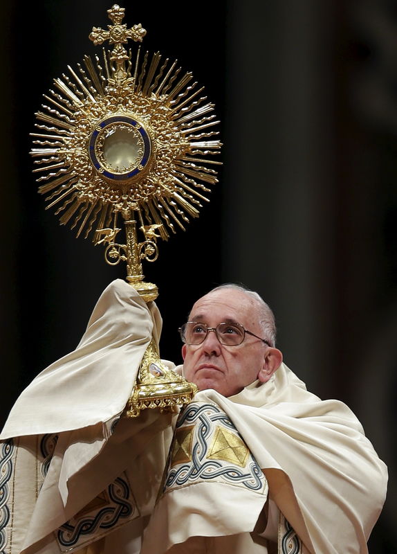 © Reuters. البابا فرنسيس يدعو وسائل الإعلام لإعطاء مساحة أكبر للأخبار السارة