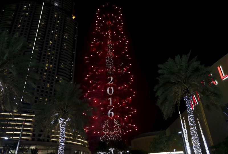 © Reuters. دبي تقيم عرض الألعاب النارية احتفالا بالعام الجديد رغم حريق بفندق قريب 