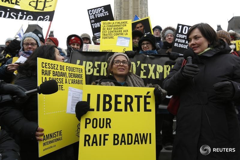 © Reuters. زوجة المدون السعودي رائف بدوي تقول حالته تدهورت بسبب الإضراب عن الطعام