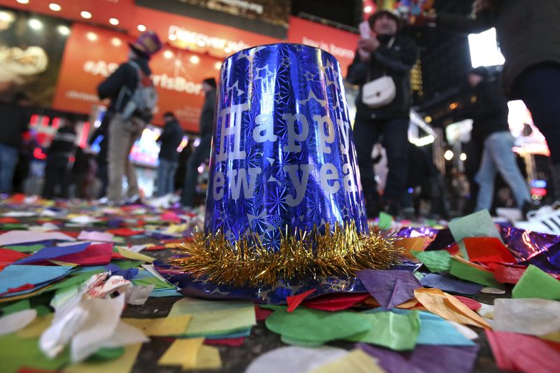 © Reuters. PAS D'INCIDENT À TIMES SQUARE POUR LE NOUVEL AN