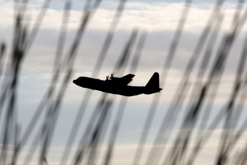 © Reuters. LA FRANCE VALIDE LA COMMANDE DE QUATRE AVIONS MILITAIRES C130 