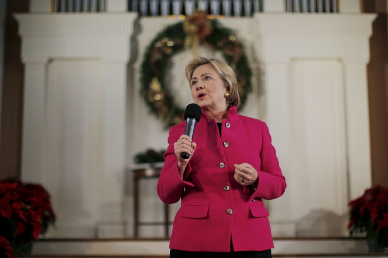 © Reuters. U.S. Democratic presidential candidate Hillary Clinton speaks at a campaign town hall meeting at South Church in Portsmouth, New Hampshire