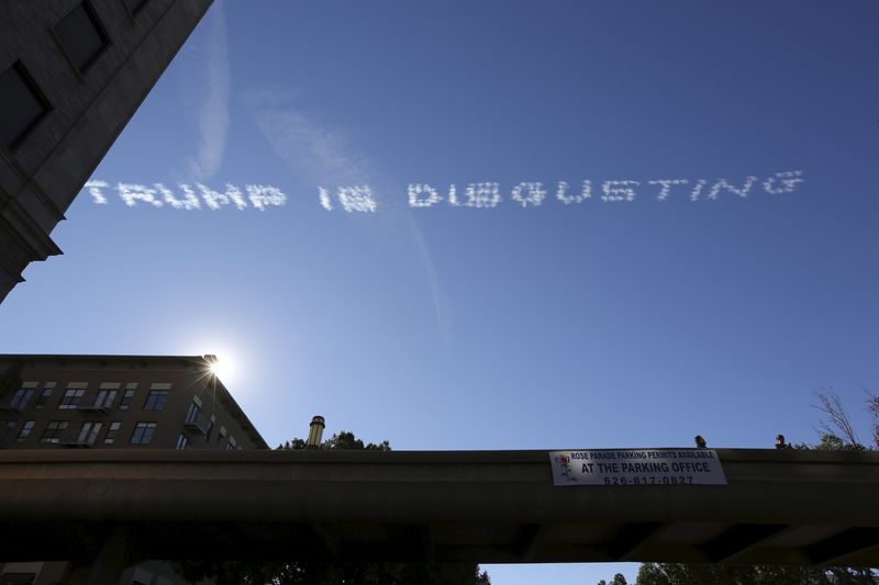 © Reuters. Skywriting over the 127th Rose Parade makes a reference to U.S. Republican presidential candidate Donald Trump, in Pasadena, California