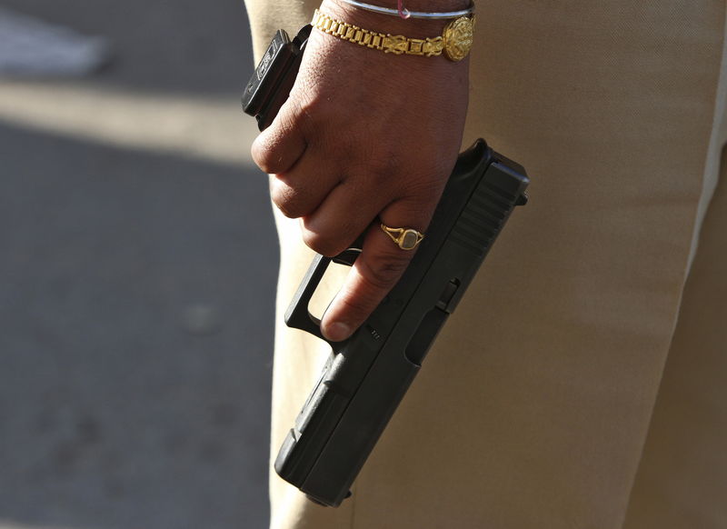 © Reuters. An Indian security personnel carries a pistol while standing on guard outside IAF base at Pathankot in Punjab