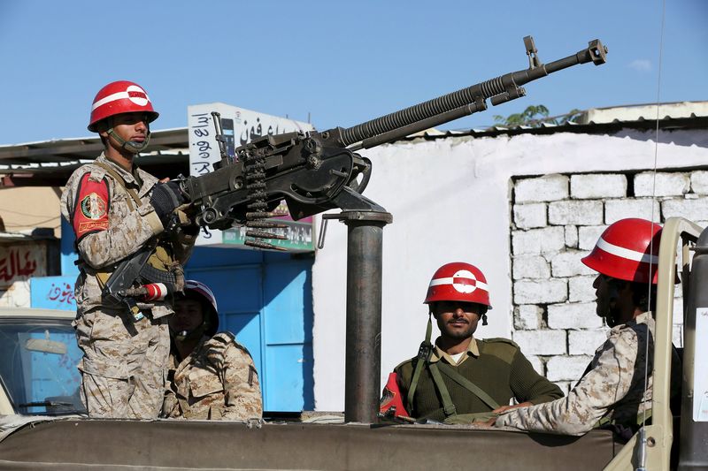 © Reuters. Army soldiers loyal to Yemen's government ride on the back of a patrol truck in the country's northern city of Marib