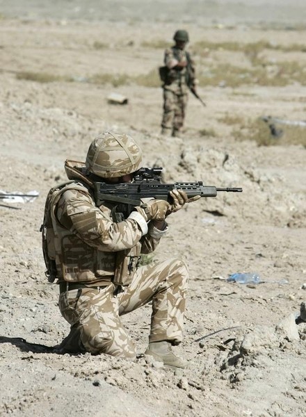 © Reuters. Soldados británicos podrían encarar acusaciones en Irak- investigador