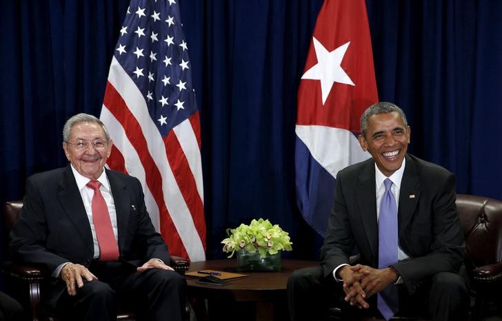 © Reuters. Obama meets Raul Castro at the United Nations in New York