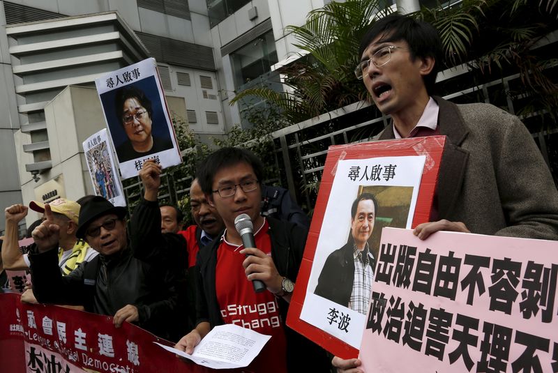 © Reuters. احتجاجات بعد اختفاء ناشر في هونج كونج