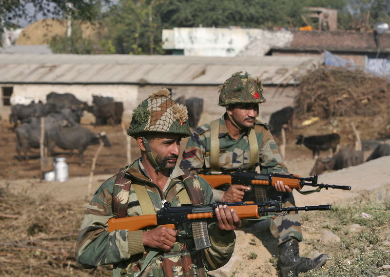 © Reuters. تلفزيون: إطلاق نار وانفجارات في قاعدة جوية هندية