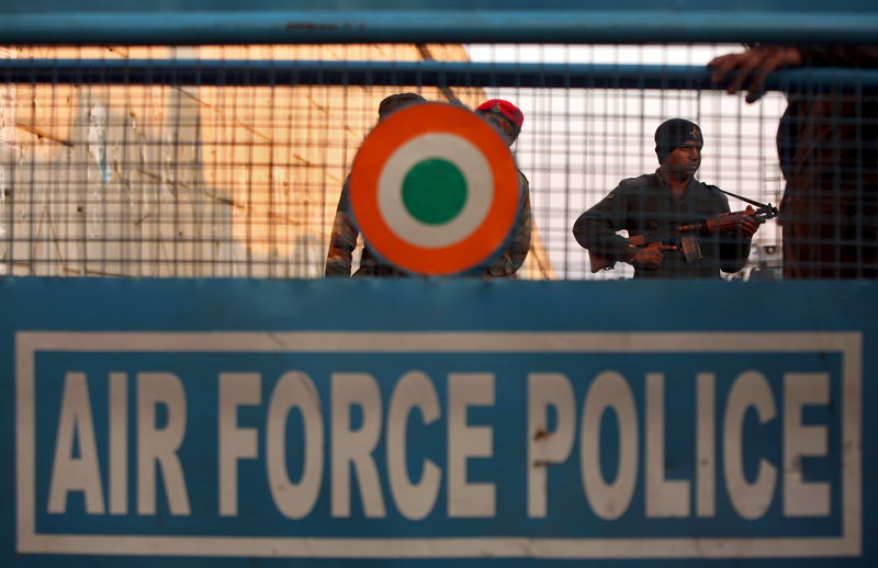 © Reuters. Disparos y explosiones en una base militar India que dejó diez muertos la víspera