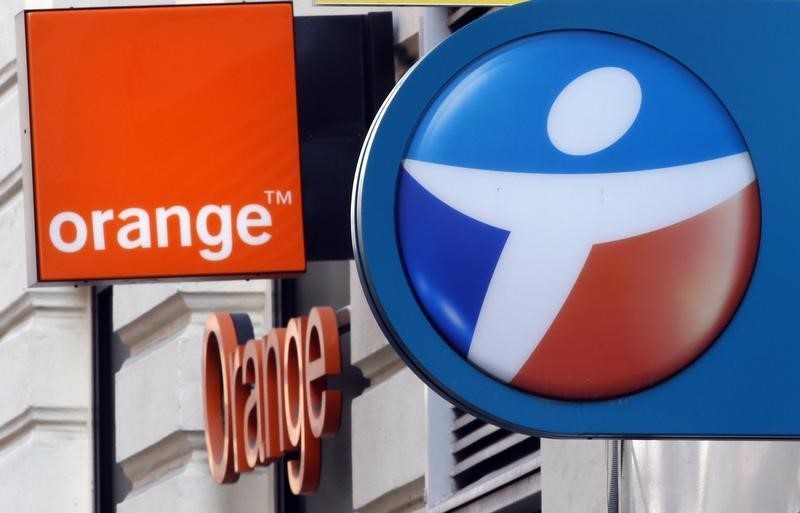 © Reuters. French telecom operators Bouygues Telecom and Orange logos are seen on mobile phone stores front in Marseille