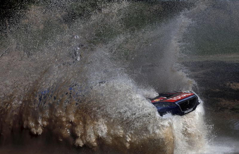 © Reuters. Cancelan primera etapa de rally Dakar Argentina-Bolivia por mal clima