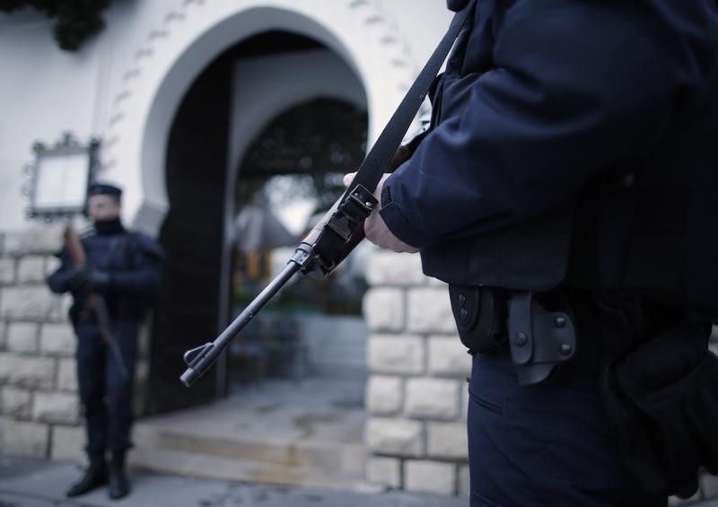 © Reuters. استبعاد تهمة الإرهاب عن رجل حاول دهس جنود أمام مسجد بجنوب فرنسا