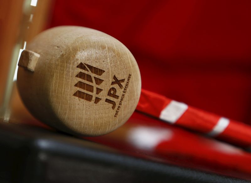 © Reuters. A logo of Japan Exchange Group Inc. is seen on a gavel before the New Year opening ceremony at the Tokyo Stock Exchange