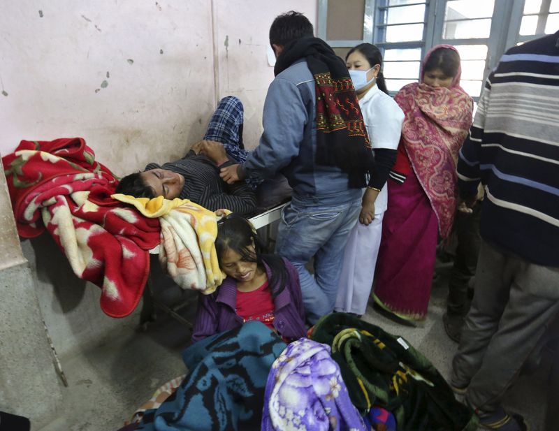 © Reuters. Medics tend to people who were injured after an earthquake in Imphal