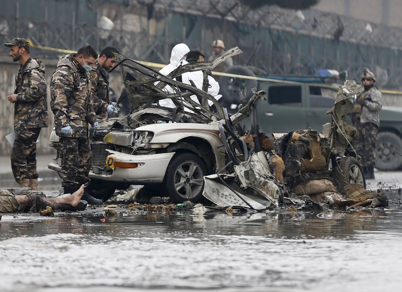 © Reuters. Un suicida detona una bomba cerca del aeropuerto de Kabul 
