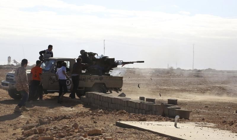 © Reuters. متشددو تنظيم الدولة الإسلامية يشتبكون مع قوات تحرس ميناء السدر الليبي