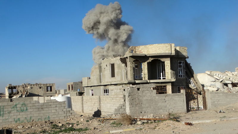 © Reuters. Smoke rises during an air strike in Ramadi city