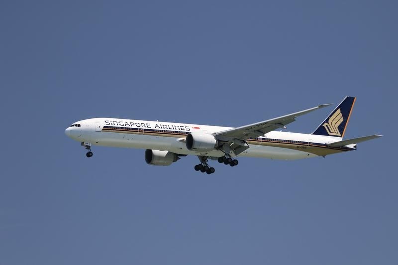 © Reuters. A Singapore Airlines Boeing 777-300ER, with Tail Number 9V-SWR, lands at San Francisco International Airport, San Francisco