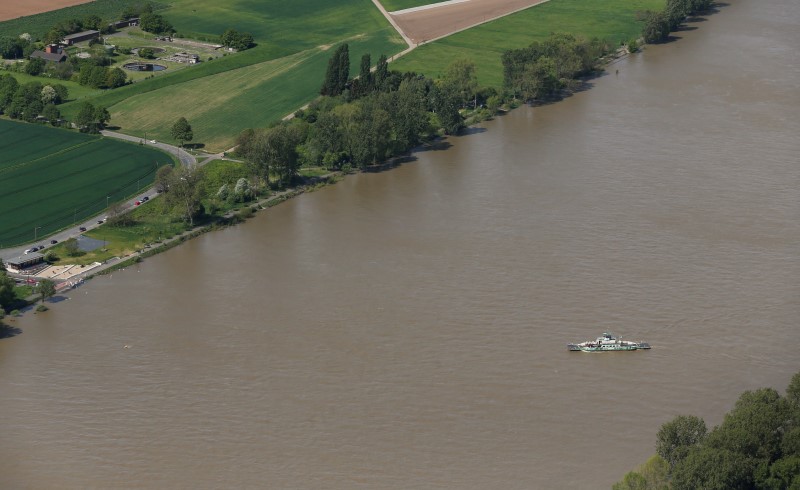 © Reuters. An aerial picture shows a ferry over Europe's most frequented waterway the river Rhine in Mondorf, a suburb of the North Rhine-Westphalian city of Bonn