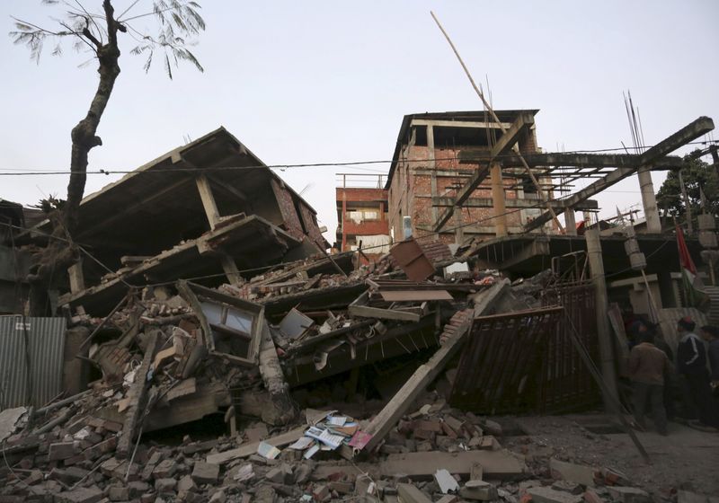 © Reuters. Destroços de casas após terremoto em Imphal, Índia