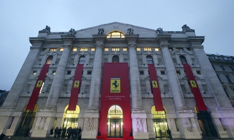 © Reuters. La sede di Borsa Italiana oggi a Milano, nel giorno della quotazione di Ferrari