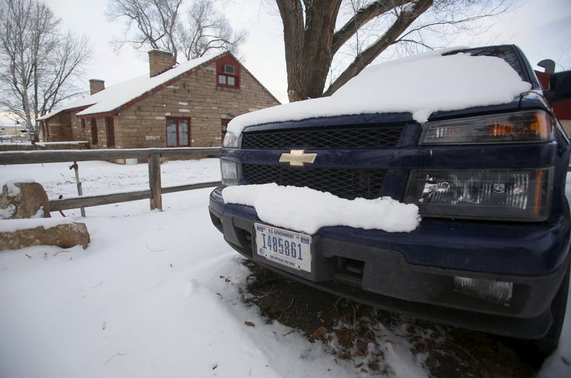 © Reuters. U.S. government vehicles sit covered in snow at the Malheur National Wildlife Refuge near Burns, Oregon