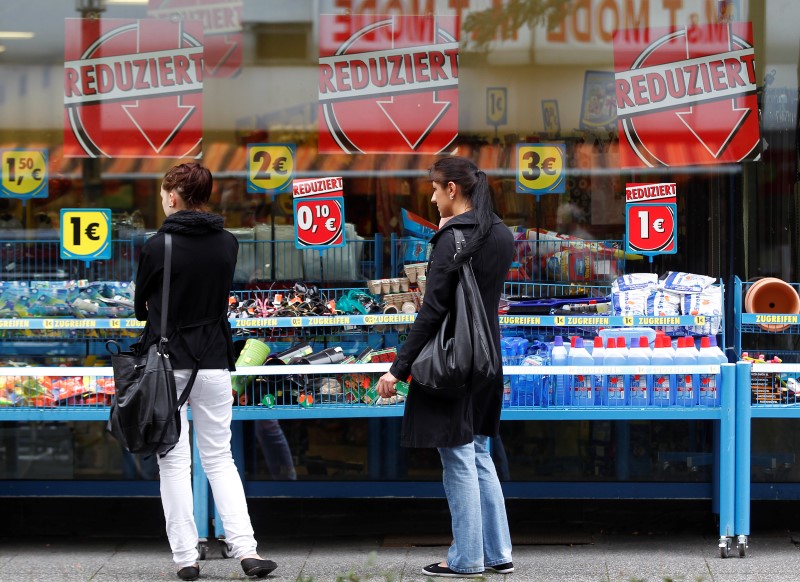 © Reuters. Women inspect a shop with reduced goods in the western city of Herne