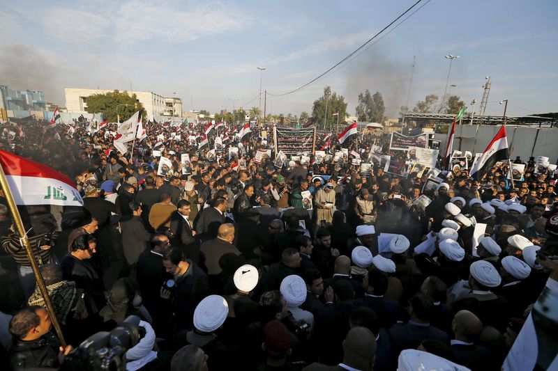 © Reuters. Manifestantes durante protesto em Bagdá por execução do clérigo xiita Nimr Al-Nimr