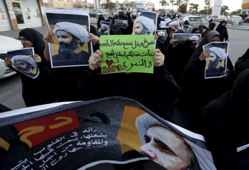 © Reuters. شهود:  الشرطة البحرينية تطلق قنابل الغاز والخرطوش على محتجين