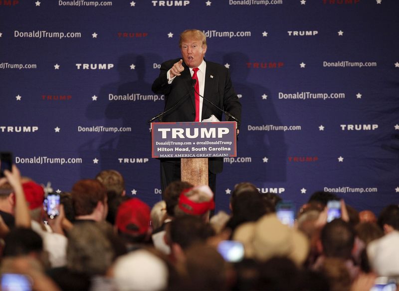 © Reuters. U.S. Republican presidential candidate Trump speaks to supporters at the Westin Hilton Head Island Resort and Spa in Hilton Head Island