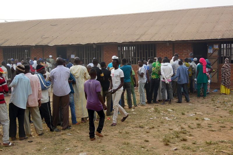 © Reuters. Electorate queue to cast their ballots at polling centre during the presidential election in the mainly Muslim PK-5 neighborhood in Bangui CAR